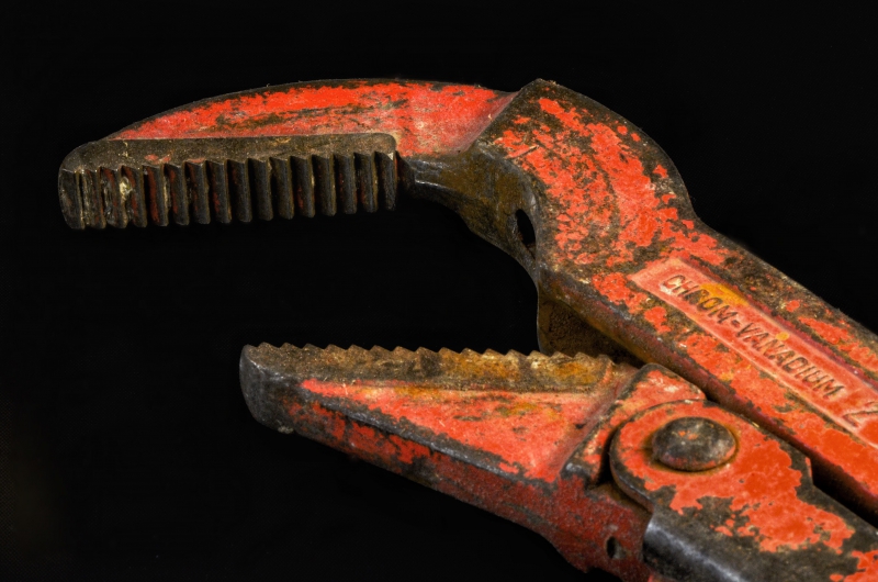 plombier-TOULON-min_pipe-wrench-318084